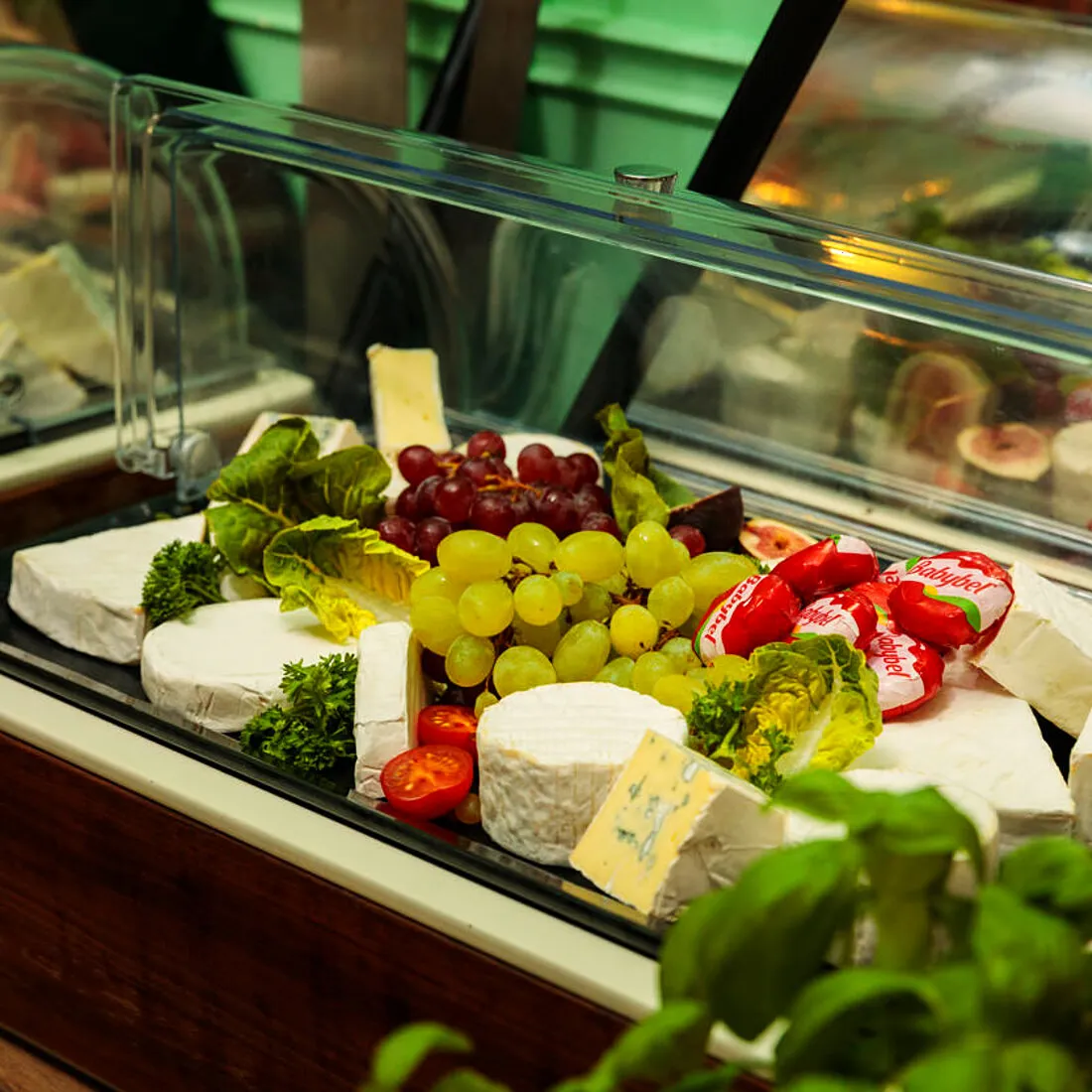 Käse, Trauben und frische Auswahl am Frühstücksbuffet