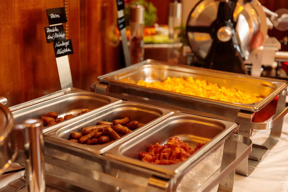 Warme Eierspeisen und Herzhaftes vom Frühstücksbuffet