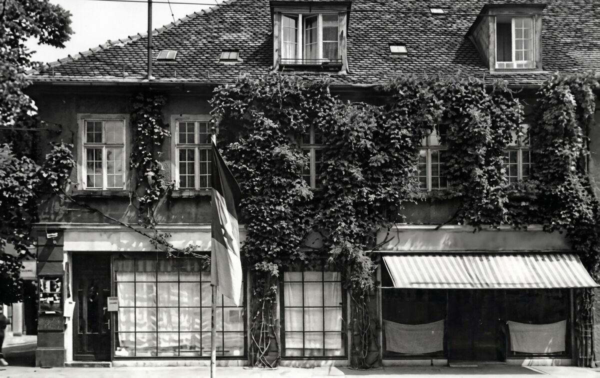 Efeubewachsene Fassade des Hauses in der Zwischenkriegszeit