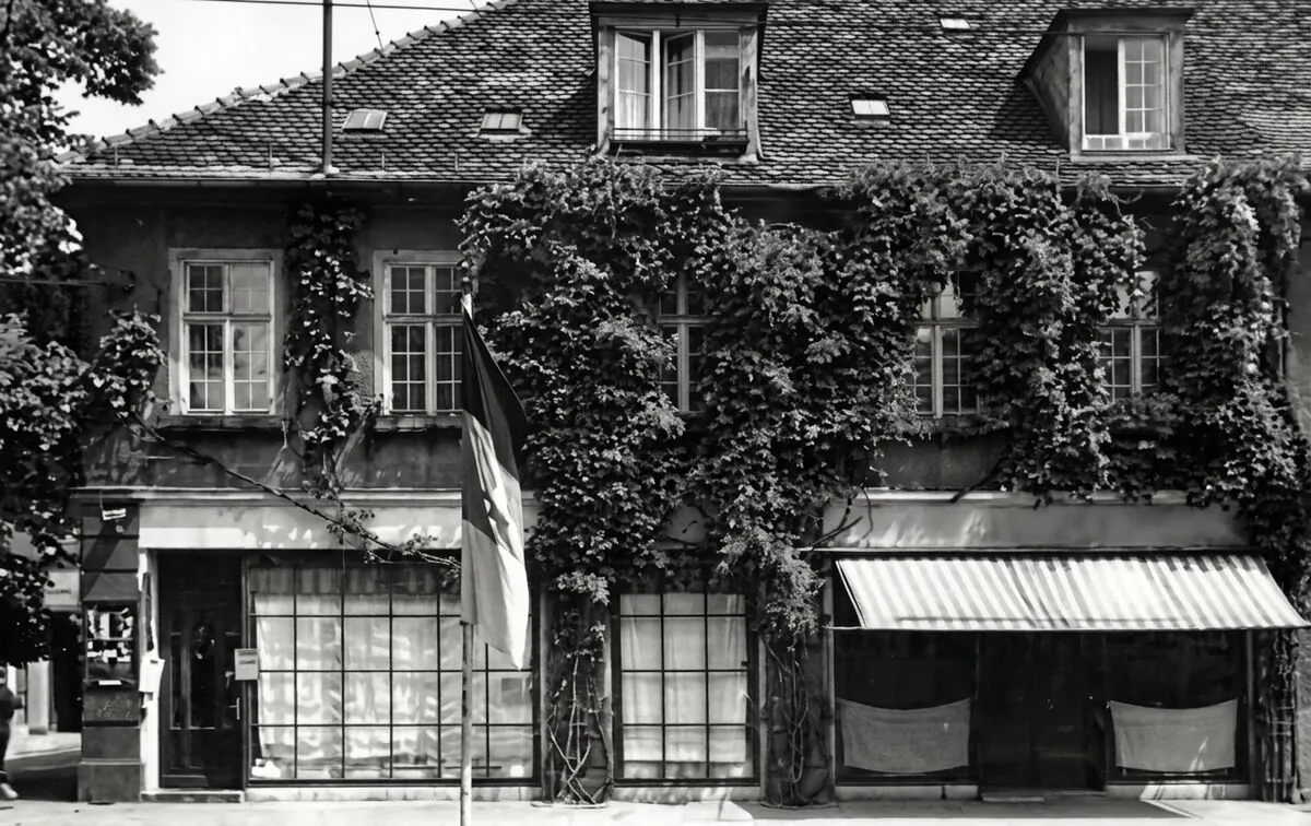 Efeubewachsene Fassade des Hauses in der Zwischenkriegszeit