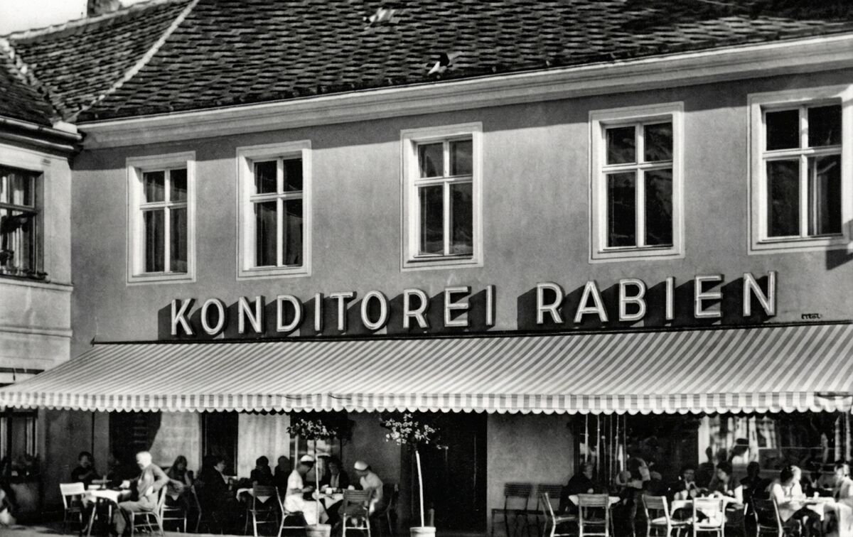 Fassade der Konditorei Rabien mit Terrasse und Gästen