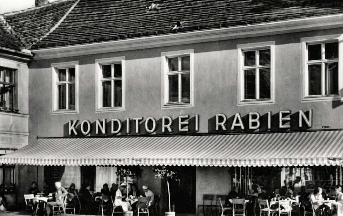 Fassade der Konditorei Rabien mit Terrasse und Gästen